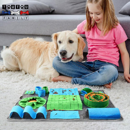Tapis-de-fouille-chien-polaire-gamelle-anti-glouton-jouet-éducatif-pour-chien-de-dressage-un-chie-ui-profite-d-un-moment-complice-avec-a-fille-de-la-famille-avec-son-tapis-de-fouille-pour-chien
