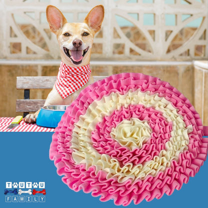 tapis-de-fouille-pour-chien-creme-et-rose-un-petit-chien-blanc-heureux-et-prêt-à-manger