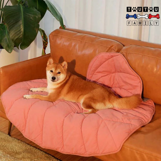 tapis-pour-chien-design-double-face-rembourre-coton-lavable-en-machine-un-shiba-inu-couché-sur-le-tapis-qui-protège-le-canapé-en-cuir-de-la-maison