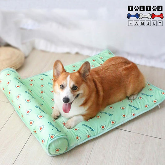 Tapis-pour-chien-rafraichissant-avec-traversin-un-welsh-corgi-haletant-qui-se-couche-et-se-rafraîchit-sur-son-tapis-rafraichissant-sans-eau-sans-électricité-sans-danger