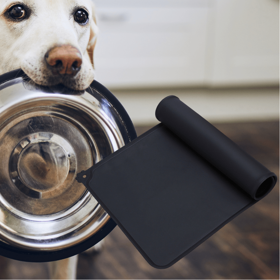 Tapis-pour-gamelle-chien-chiot en siliconne alimentaire sans BPA, résistant, 100% imperméable, résistant et durable, lavable en lave vaisselle-gros plan sur la tapis pour gamelle de couleur noir