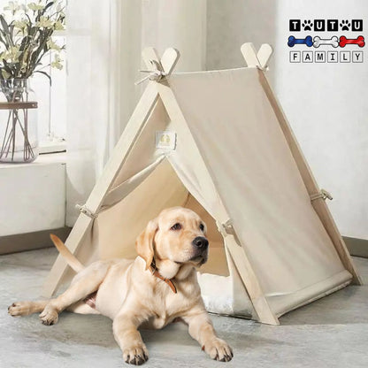 tente-pour-chien-vert-100%-coton-et-structure-en-triangle-en-bois-de-pin-un-chiot-couché-devant-sa-tente-de-couleur-beige-et-son-coussin-intérieur-beige-lavable-en-machine