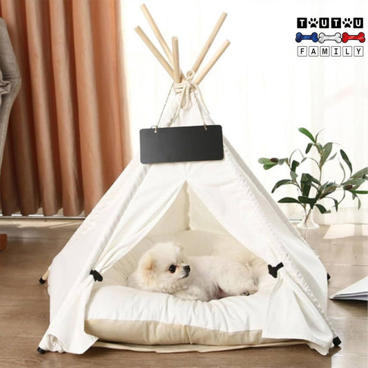 tente-pour-chien-tipis-bois-coton-design-bohème-chic-couleur-blanc-pliable-transportable-avec-son-coussin-assorti-un-chiot-qui-dort-dans-sa-tente-respirante-et-légère