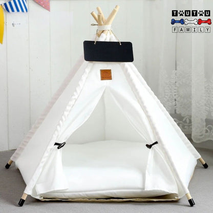 tipi-pour-chien-tente-coton-et-bois-naturel-de-couleur-blanc-avec-son-coussin-épais-100%-coton-antidérapant-lavable-en-machine-avec-son-ardoise-personnalisable-pour-le-nom-du-chien